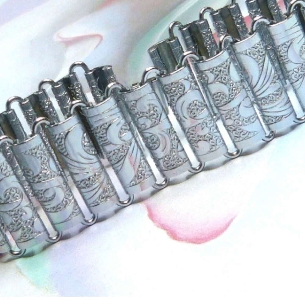 *RARE* Vintage Bright Finish Stainless Steel Embossed Book-Chain Link Bracelet - Picture 2 of 11